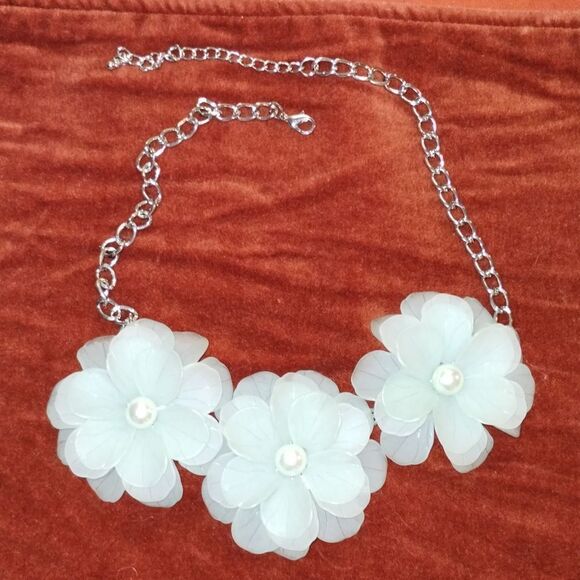 Pale green floral necklace - Picture 1 of 5